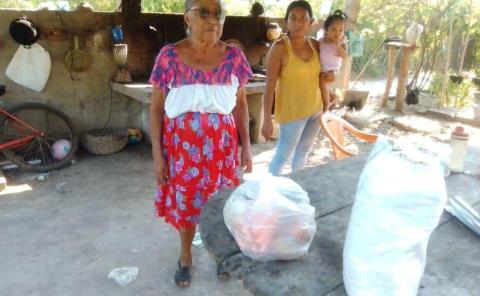 Entregaron apoyos a adultos mayores en Orizatlán
