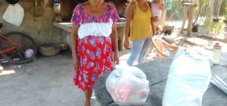 Entregaron apoyos a adultos mayores en Orizatlán