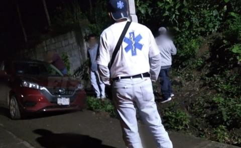 Automóvil cayó a desnivel en Ixtlapalaco, Vega Larga