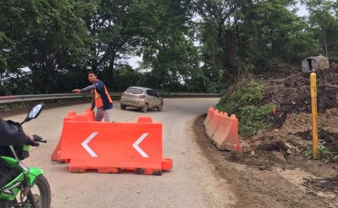 Se derrumbó el cerro y bloqueo la carretera