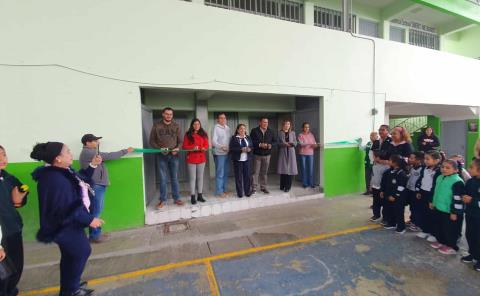 Rehabilitación de baños  inauguró Arnulfo Urbiola