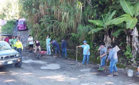 Vecinos implementan jornada de bacheo
