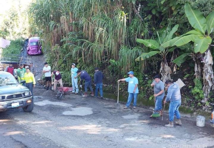 Vecinos implementan jornada de bacheo