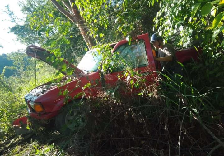 Camioneta cayó en un barranco en Tezontla,