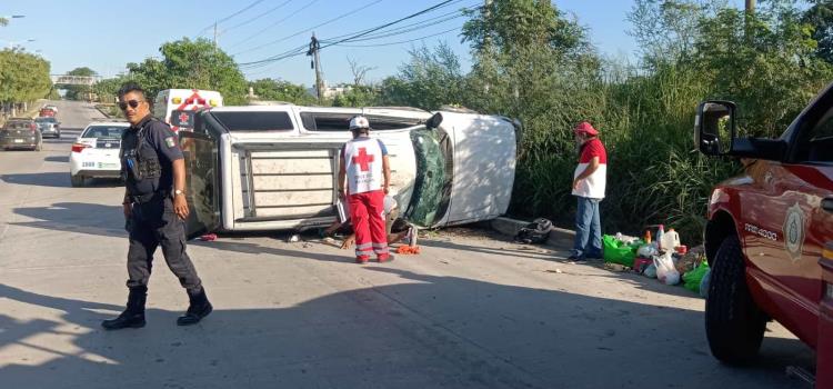 Volcó camioneta en Av. Universidad