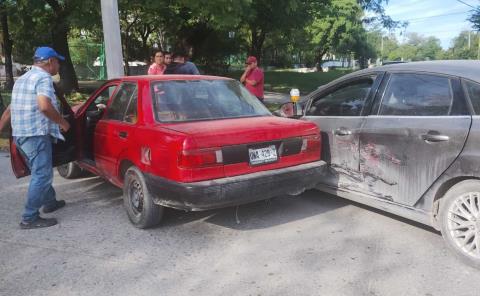 Chocaron autos en El Colonial