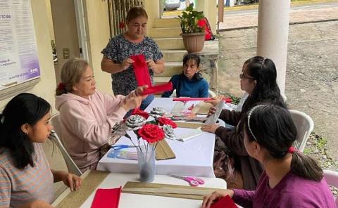 23 personas en taller de adornos navideños
