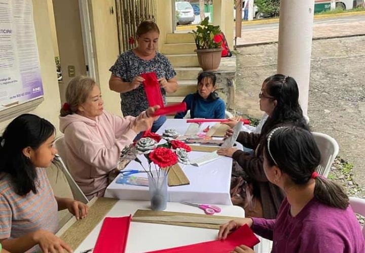 23 personas en taller de adornos navideños