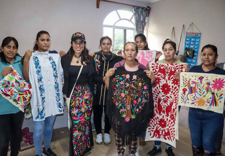 Simey Olvera supervisó talleres artesanales en Tenango de Doria