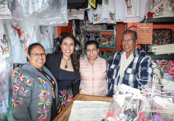 Simey Olvera supervisó talleres artesanales en Tenango de Doria