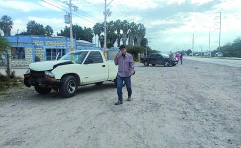 Fuerte choque de camionetas