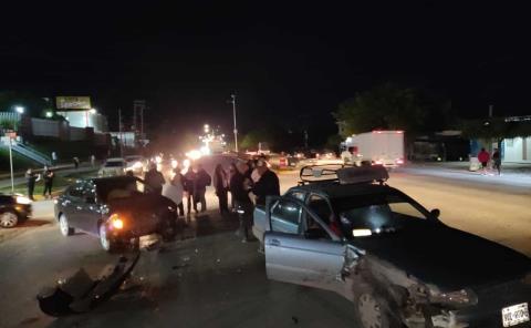 Fuertes daños en choque de autos