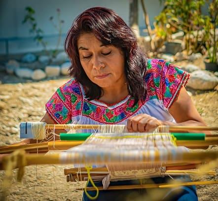 
Imparte artesana Ruth Martínez taller textil gratuito para mujeres 
