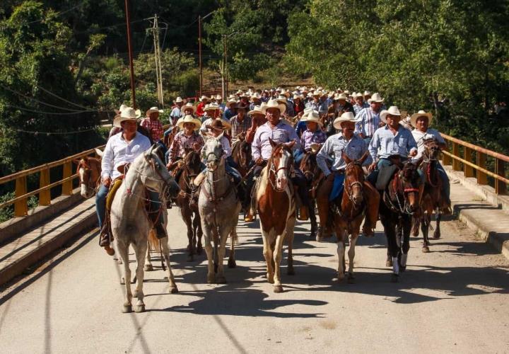 Todo un éxito la cabalgata y jaripeo