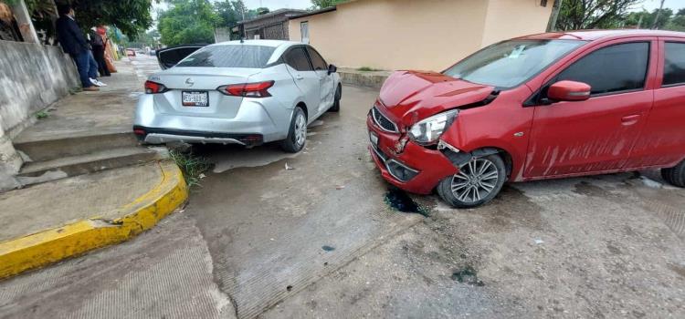 IMPACTARON DOS AUTOS