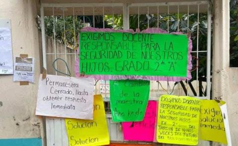 Urge cambio de maestra en El Rayo; es irresponsable: padres 
