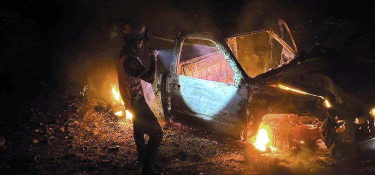 VOLCÓ Y ARDIÓ UNA CAMIONETA