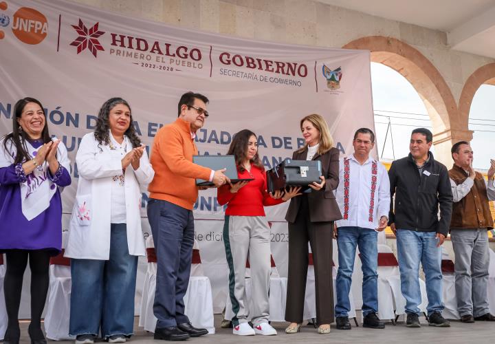 Región Otomí-Tepehua recibe donación de equipo para la atención de mujeres embarazadas