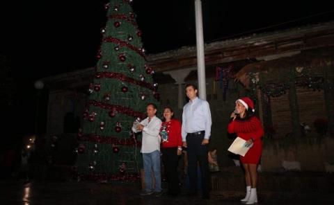 Ayuntamiento realizará encendido del árbol navideño 

