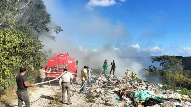 Sofocaron incendio de desechos y pasto