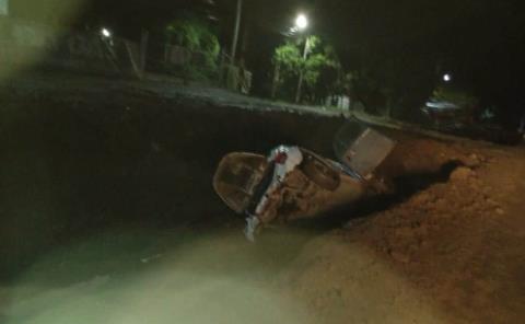 Manejaba ebrio y cayó a una zanja