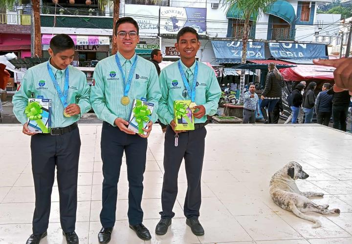 Entregó Ayuntamiento premios a estudiantes