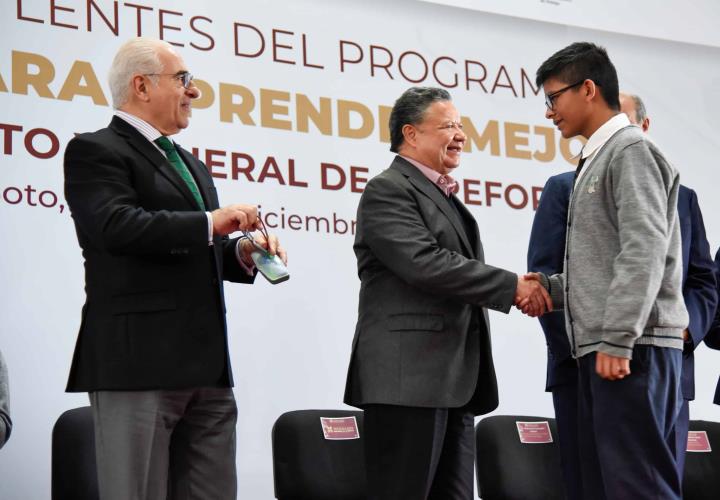 Entrega Gobierno de Hidalgo lentes a estudiantes de nivel básico