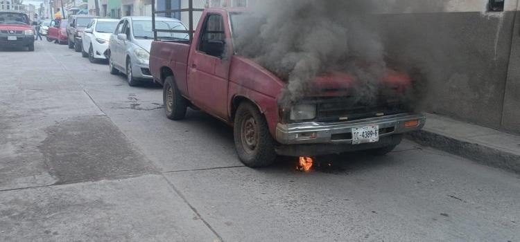 FUEGO CONSUMIÓ  UNA CAMIONETA