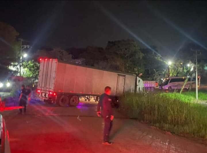 Camión cayó a una zanja