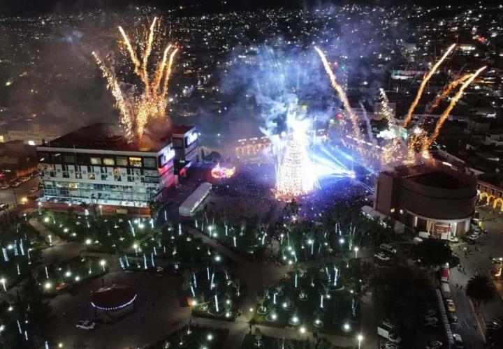 La Navidad llegó a Hidalgo con el encendido del árbol en la Plaza Juárez