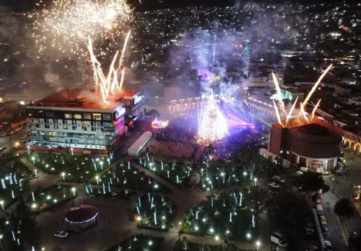 La Navidad llegó a Hidalgo con el encendido del árbol en la Plaza Juárez