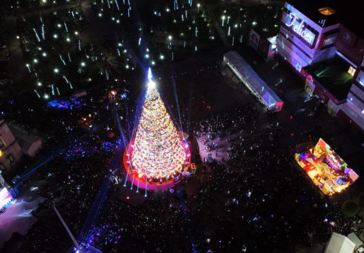 La Navidad llegó a Hidalgo con el encendido del árbol en la Plaza Juárez