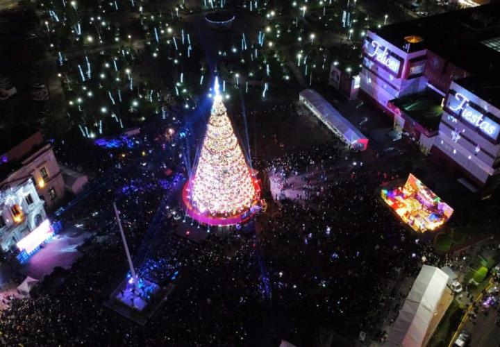 La Navidad llegó a Hidalgo con el encendido del árbol en la Plaza Juárez