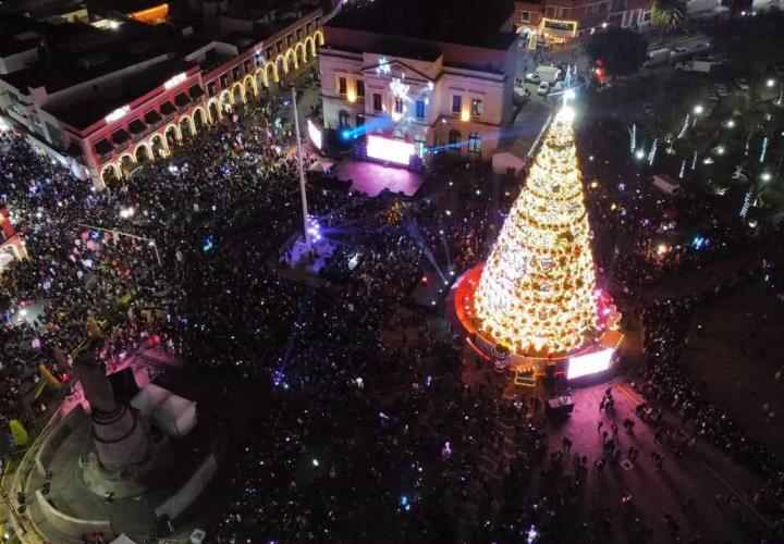 La Navidad llegó a Hidalgo con el encendido del árbol en la Plaza Juárez