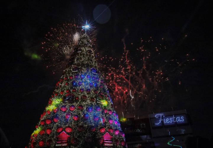 La Navidad llegó a Hidalgo con el encendido del árbol en la Plaza Juárez