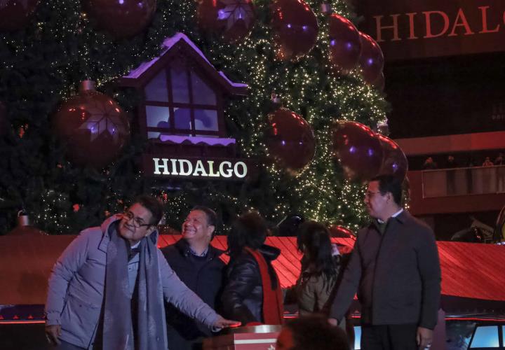 La Navidad llegó a Hidalgo con el encendido del árbol en la Plaza Juárez