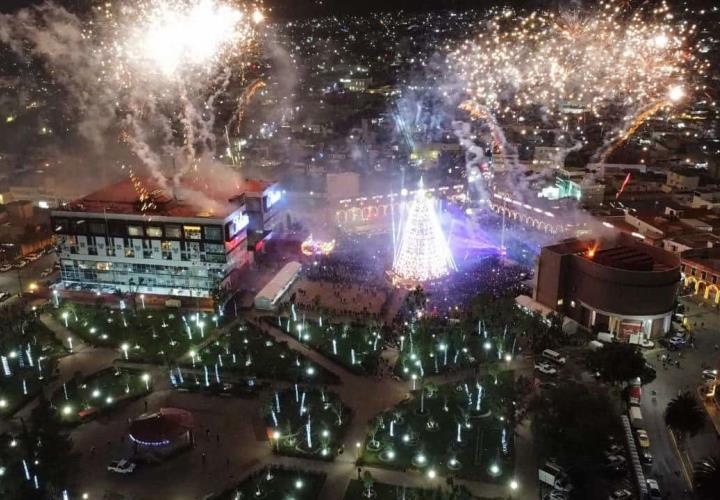 La Navidad llegó a Hidalgo con el encendido del árbol en la Plaza Juárez