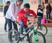 Equipa la CEDSPI a niños y niñas con "bicis" para trasladarse a su escuela