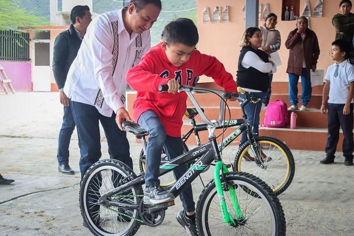 Equipa la CEDSPI a niños y niñas con "bicis" para trasladarse a su escuela