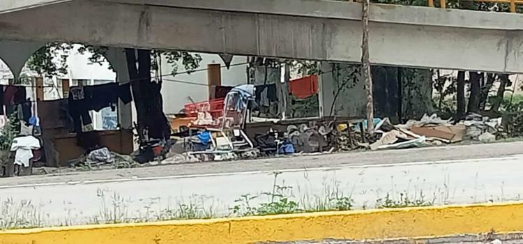 Indigentes viven en un puente peatonal