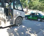 Taxi dañado por un autobús urbano