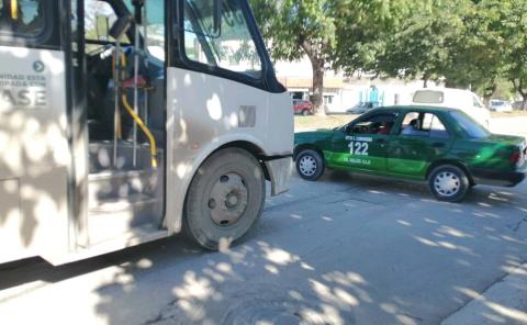 Taxi dañado por un autobús urbano