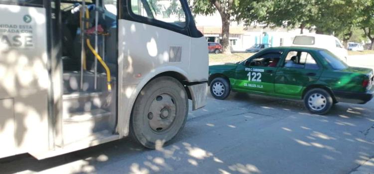 Taxi dañado por un autobús urbano