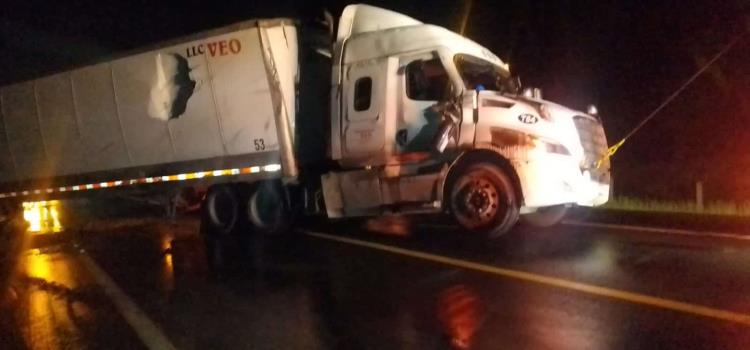 VOLCÓ TRÁILER EN  SUPERCARRETERA