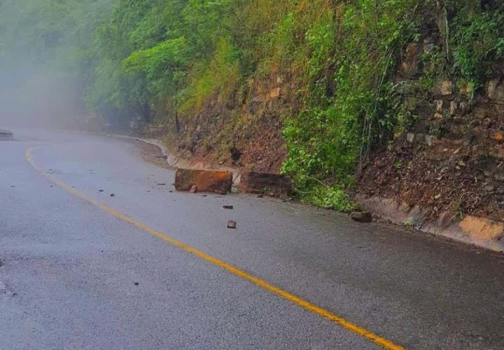 Ventarrón dejó piedras y tierra sobre carreteras 