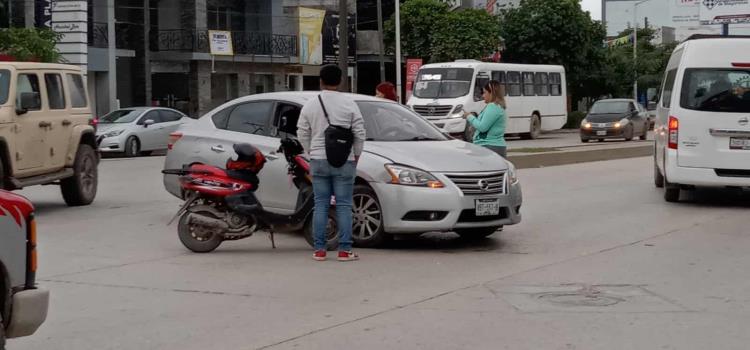 Motociclista chocó contra un vehículo