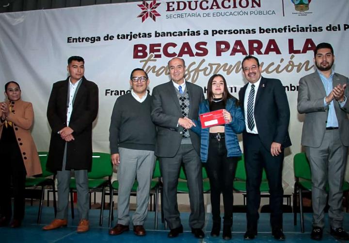 Titular de la SEPH encabezó entrega de "Becas para la Transformación" en la UPFIM