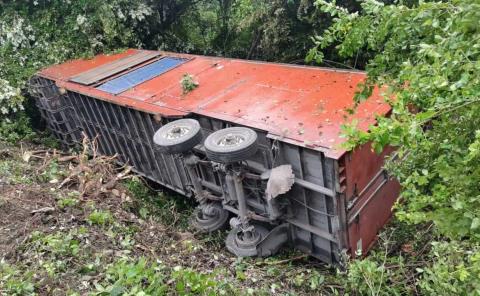 Volcó tráiler en rúa a Rioverde