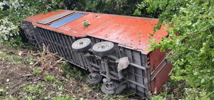 Volcó tráiler en rúa a Rioverde