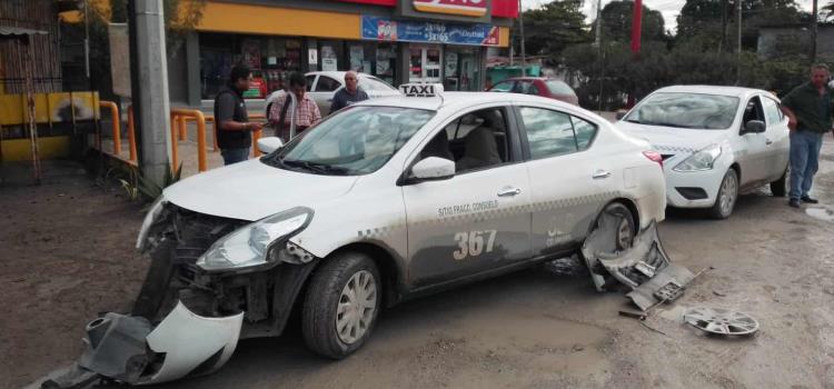 Taxista provocó fuerte accidente